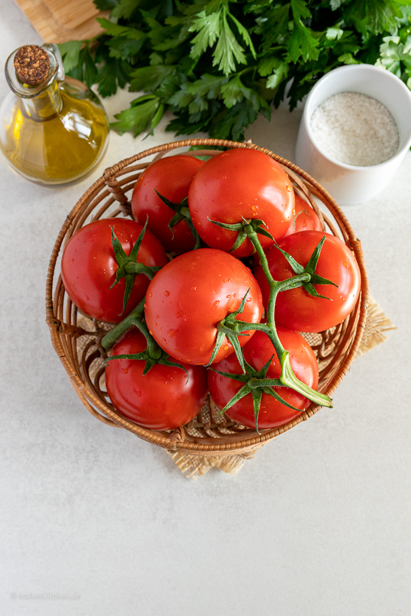 Frische Tomaten für den klassischen Tomatensalat