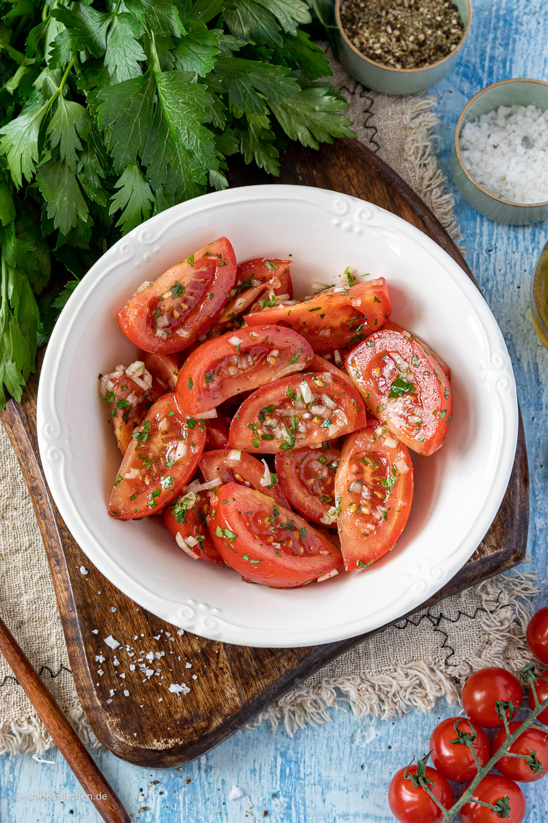 Leckerer Tomatensalat mit Zwiebeln