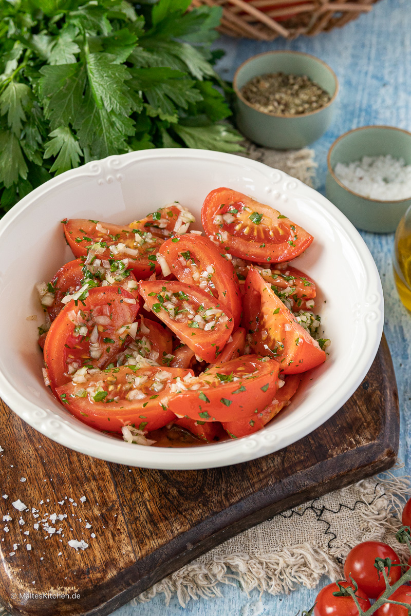 Tomatensalat aus frischen Tomaten.
