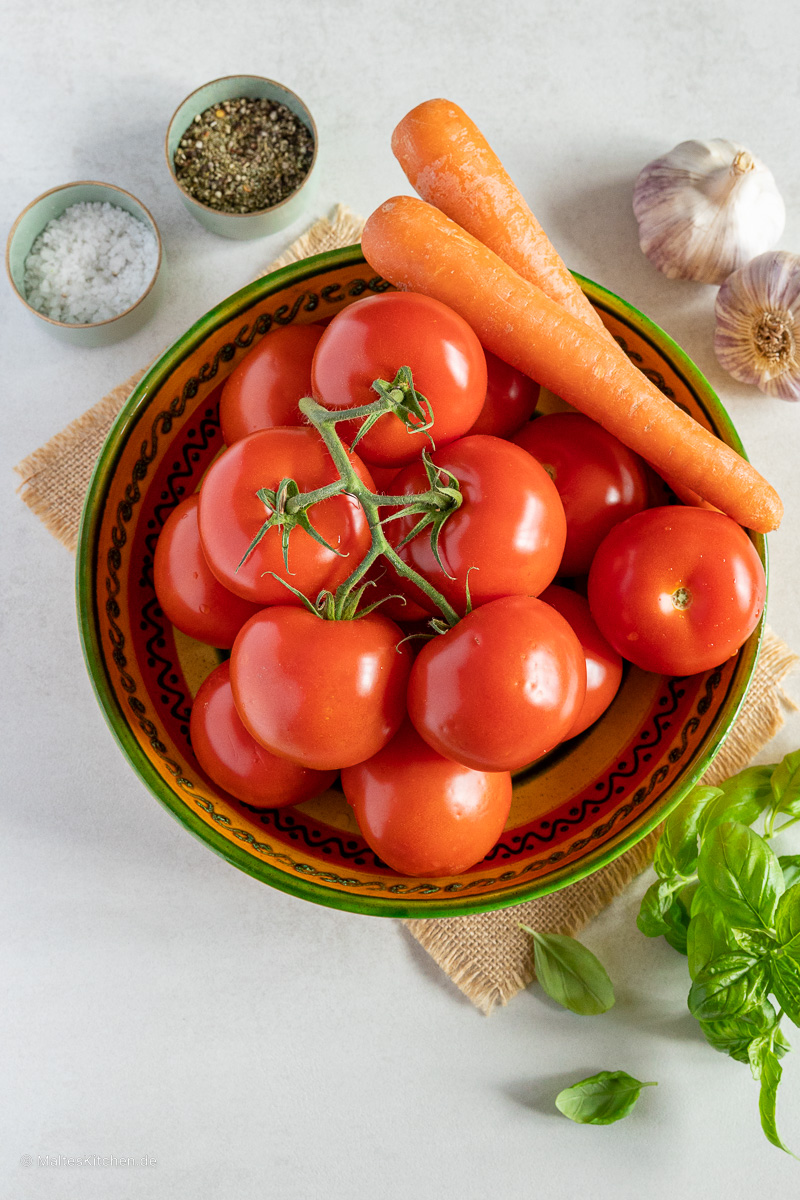 Frische Tomaten für die Suppe.
