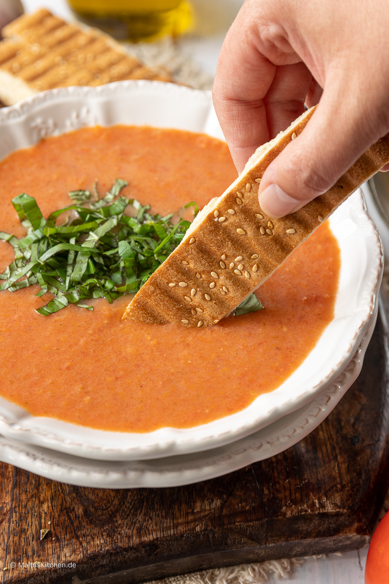 Tomatensuppe und Brot zum Tunken.