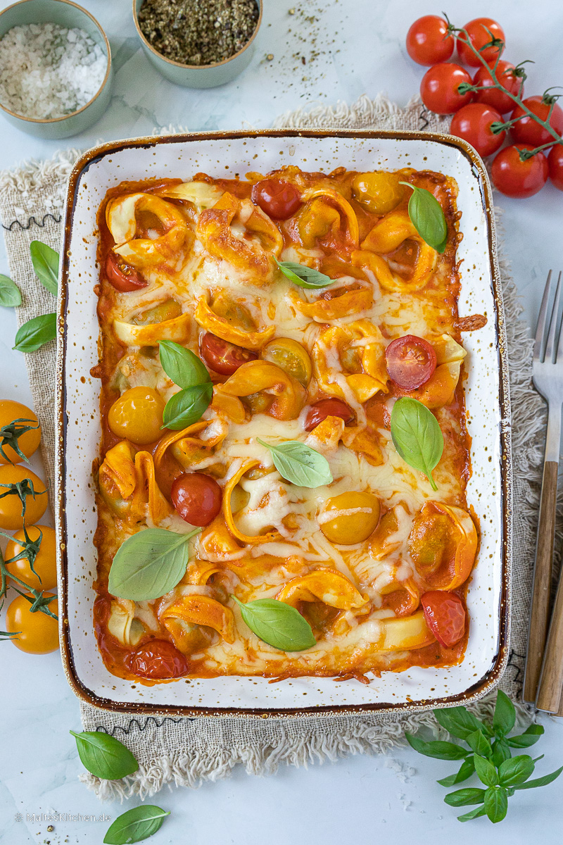 Schneller Tortelliniauflauf mit Tomatensauce und Mozzarella.