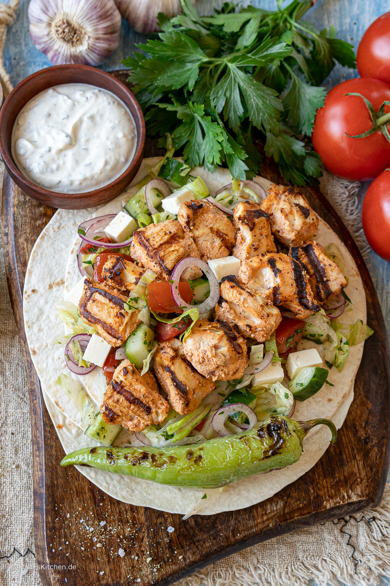 Türkische Hähnchenspieße (Tavuk Şiş) mit Knoblauch-Joghurt