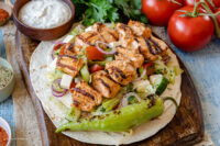 Türkische Hänchenspieße mit Knoblauch-Joghurt