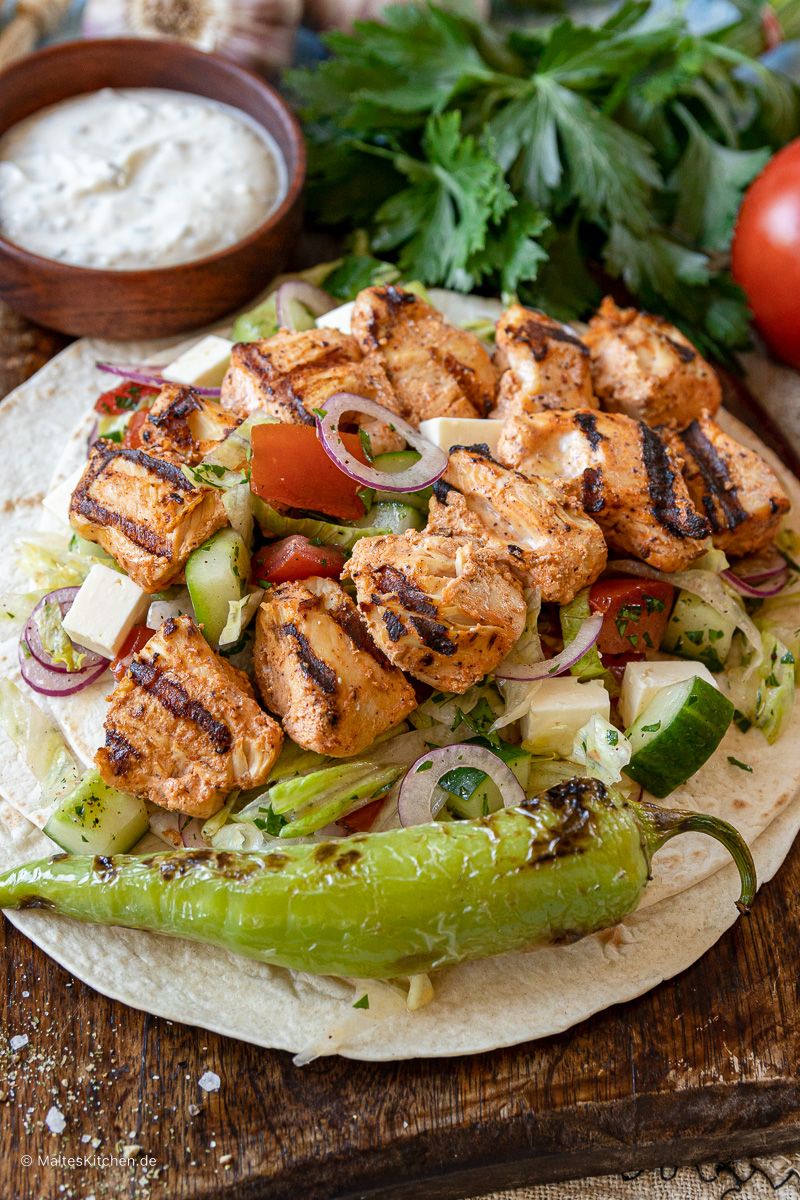 Leckere gegrillte türkische Hähnchenspieße.