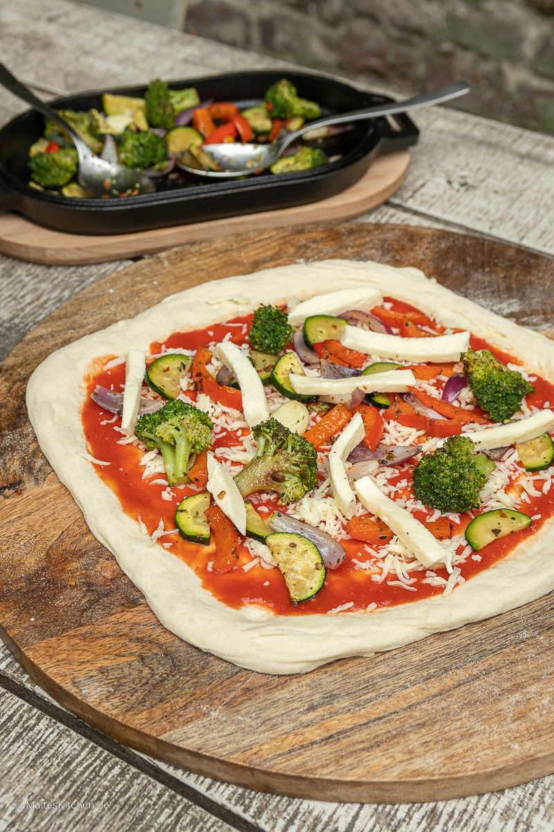 Pizza mit Brokkoli und Zucchini.