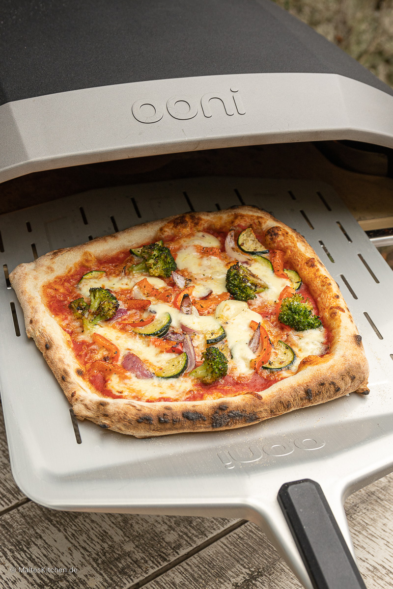 Tolle Pizza mit Gemüse und Pesto.