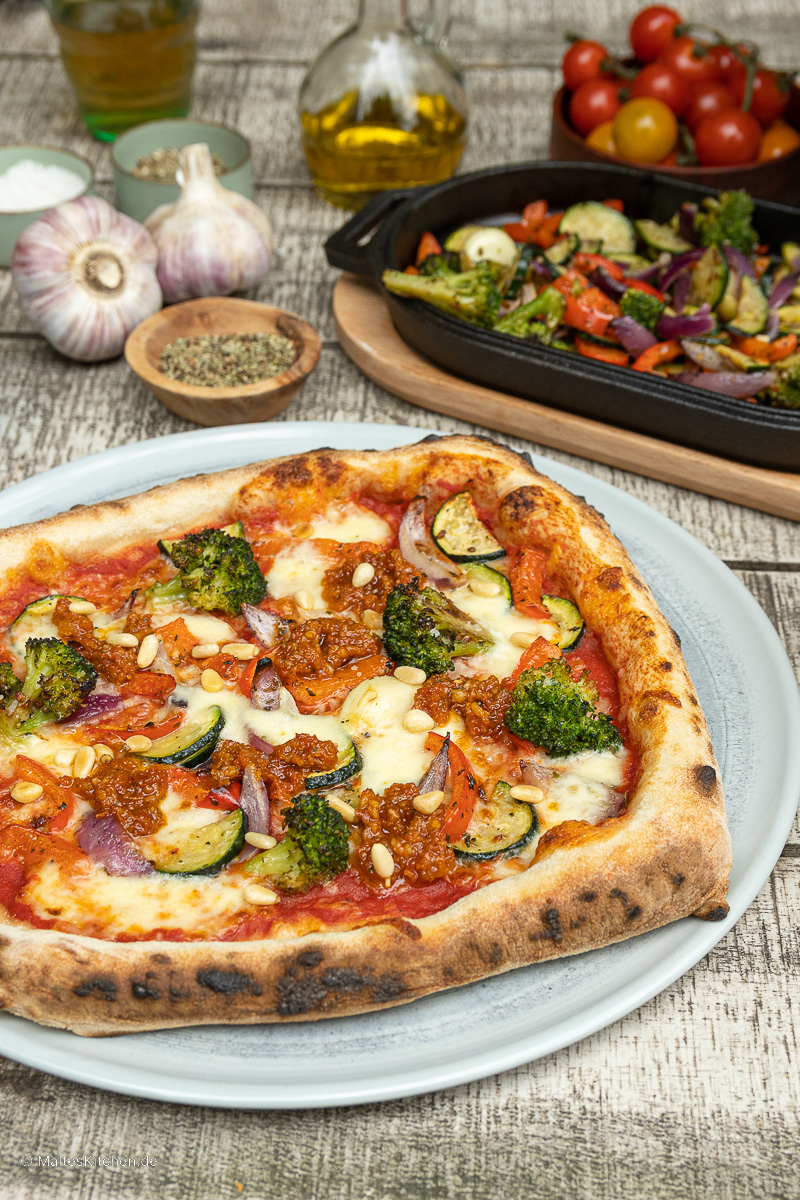 Rezept vegetarische Pizza mit geröstetem Gemüse und Pesto