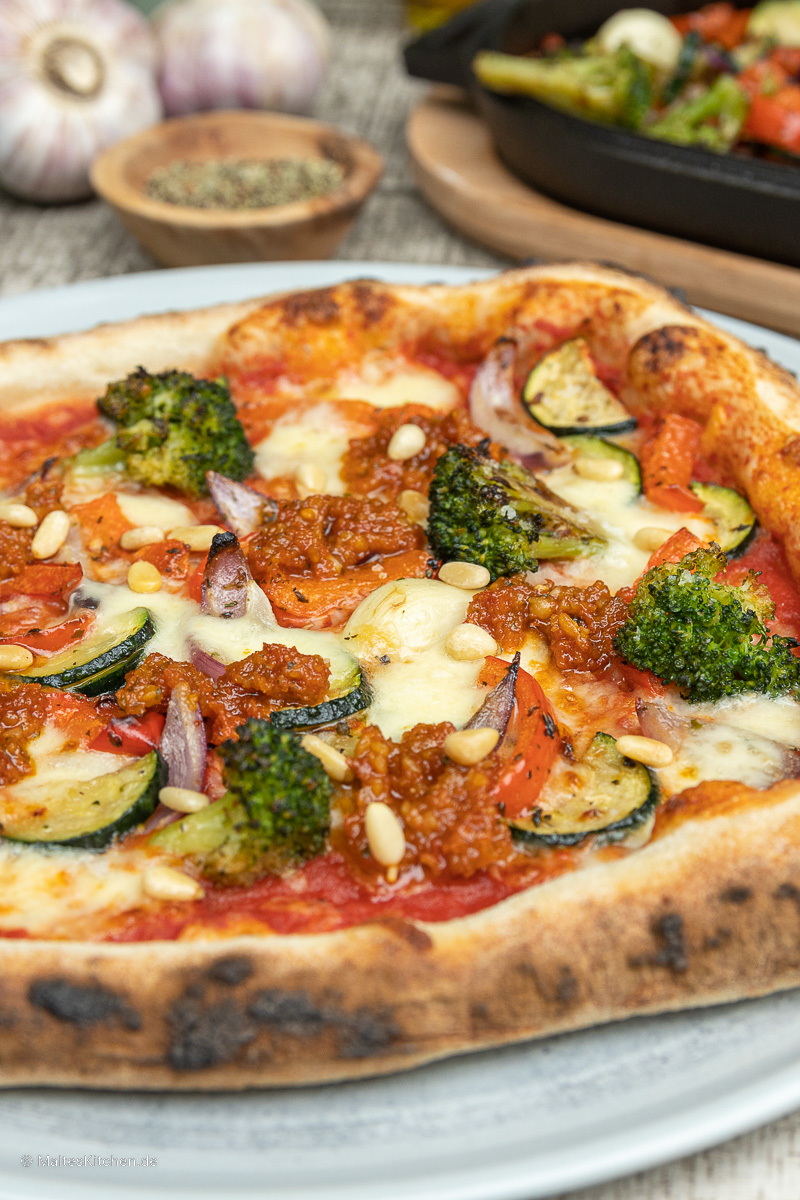 Leckere Veggie Pizza mit Gemüse und Pesto.