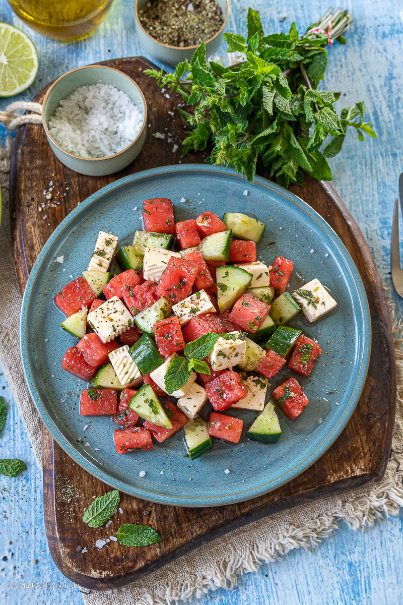 Sommerlicher Wassermelonen-Feta-Salat mit Minze.