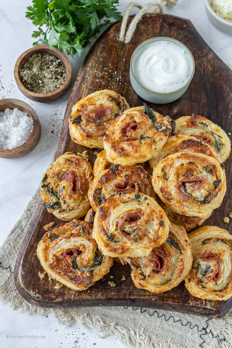 Knusprige Blätterteigschnecken mit Salami.