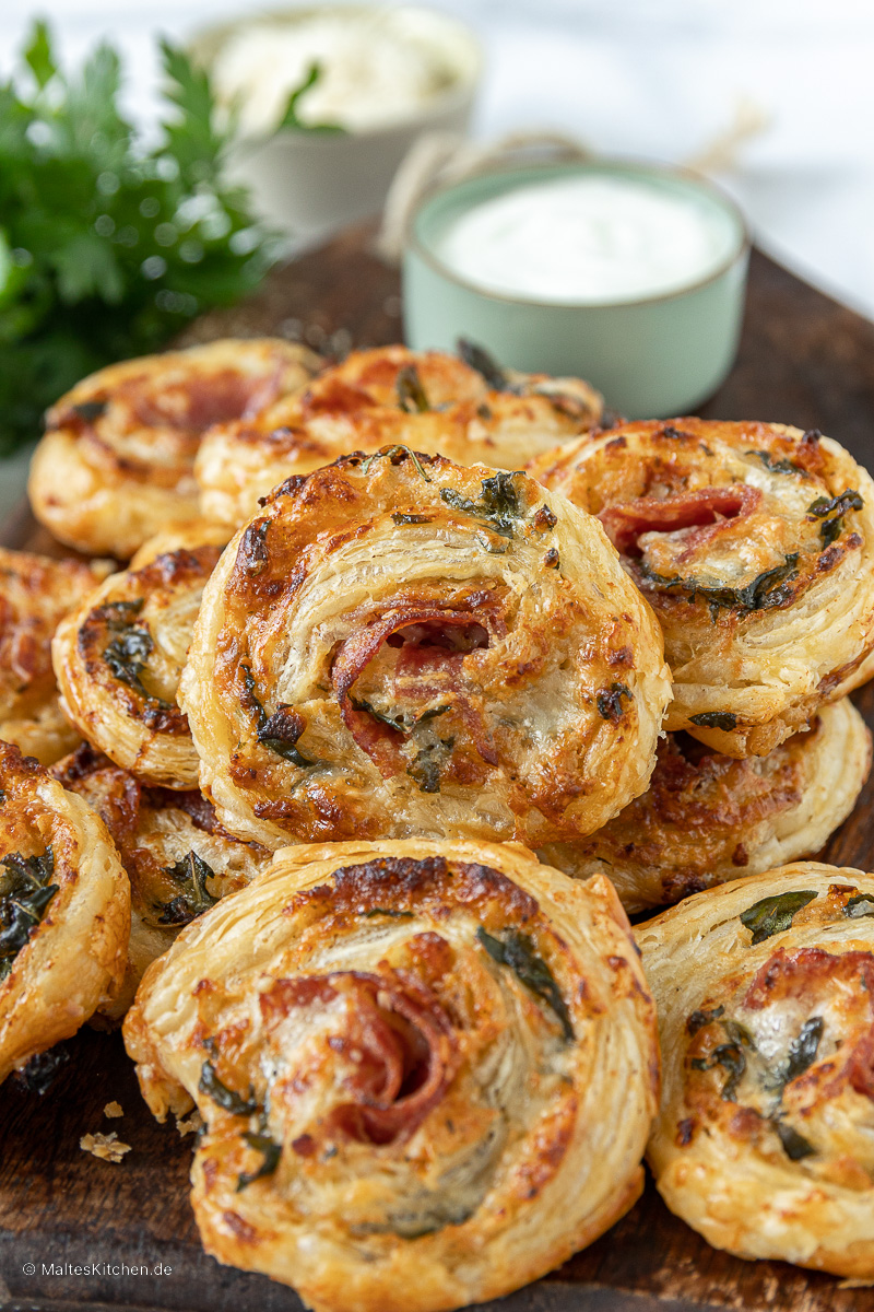 Blätterteigschnecken mit Salami, Ricotta und Rucola.