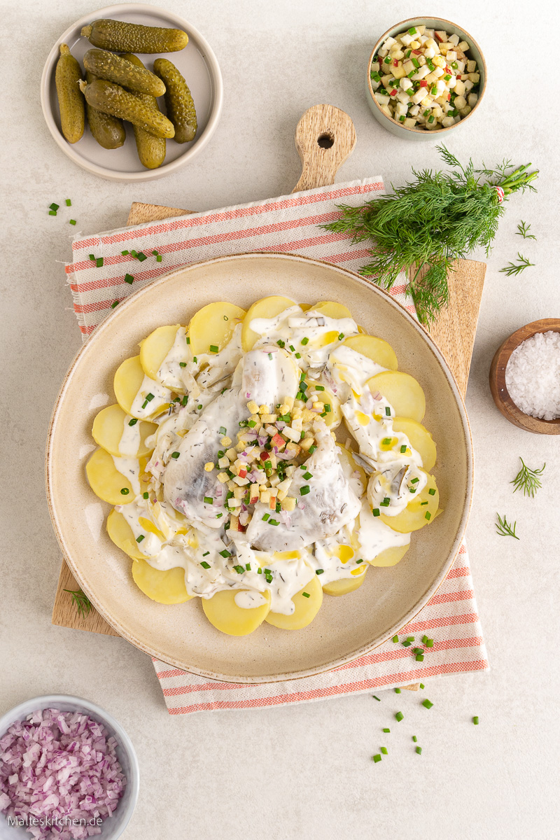 Pellkartoffeln mit Sahne Heringsfilets, Häckerle und brauner Butter.