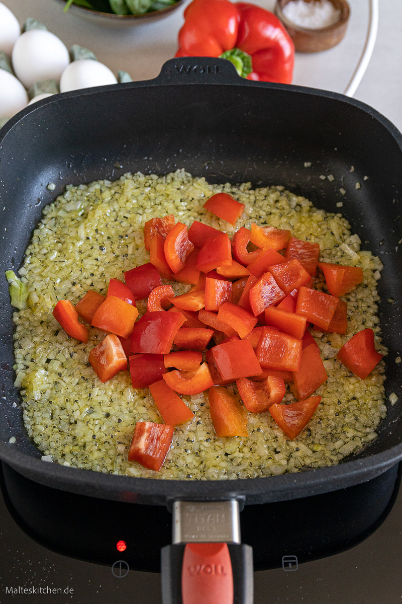 Zwiebeln und Paprika in der Viereckpfanne von WOLL.