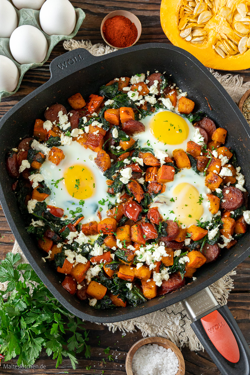 Frühstückspfanne mit Kürbis, Spinat und Spiegelei