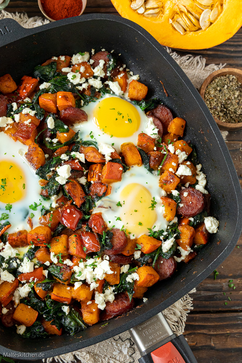 Leckere Frühstückspfanne mit Kürbis und Cabanossi