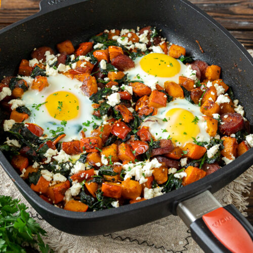 Frühstückspfanne mit Kürbis, Spinat und Cabanossi