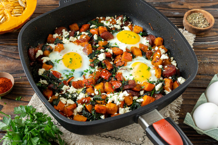 Frühstückspfanne mit Kürbis, Spinat und Cabanossi