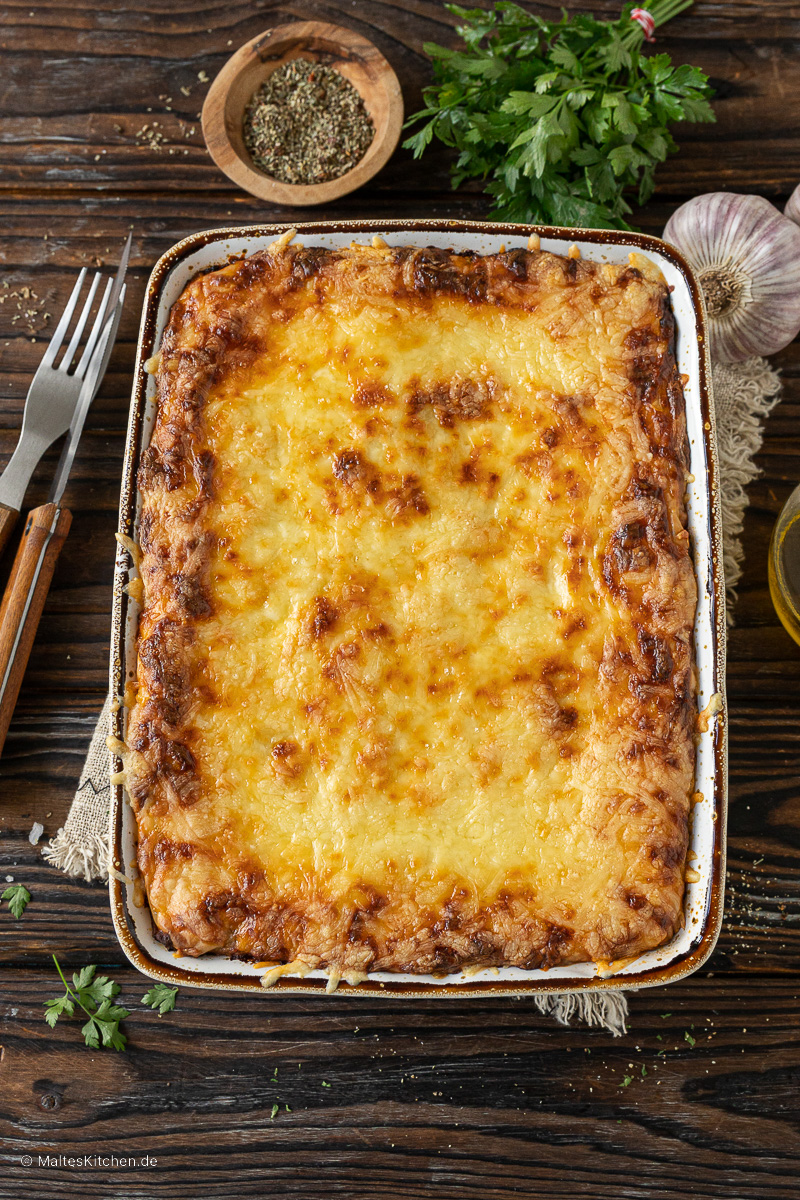 Lasagne Bolognese mit Käse überbacken.