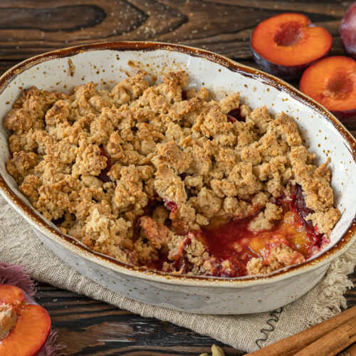Knuspriger Pflaumen Crumble mit Streuseln