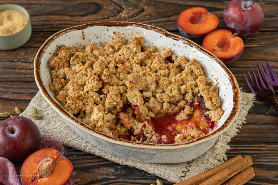 Knuspriger Pflaumen Crumble mit Streuseln