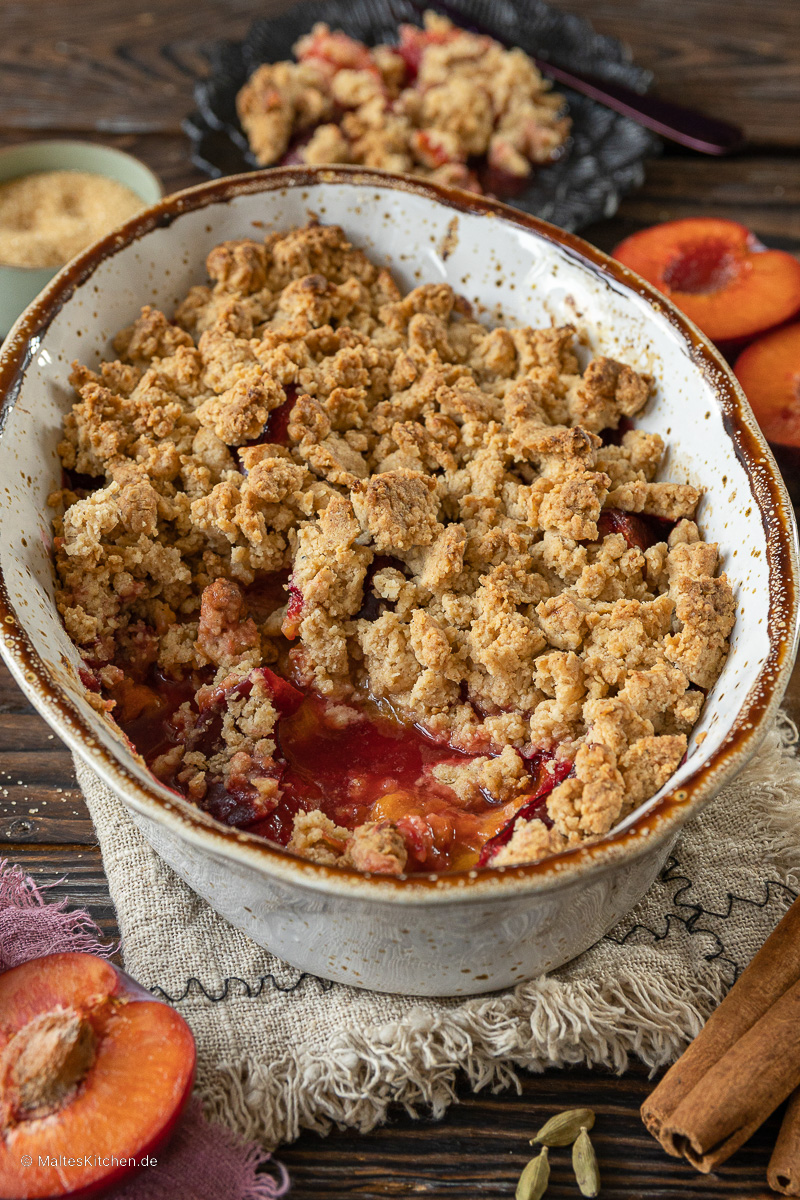 saftiger und knuspriger Pflaumen Crumble.