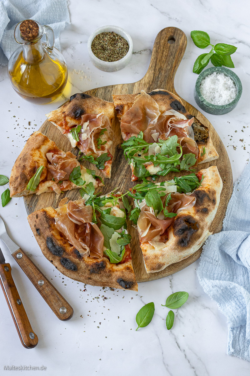 Leckere Pizza mit Parmschinken, Rucola und Parmesan.