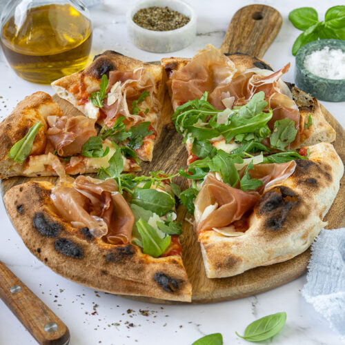 Pizza Parmaschinken, Rucola und Parmesan