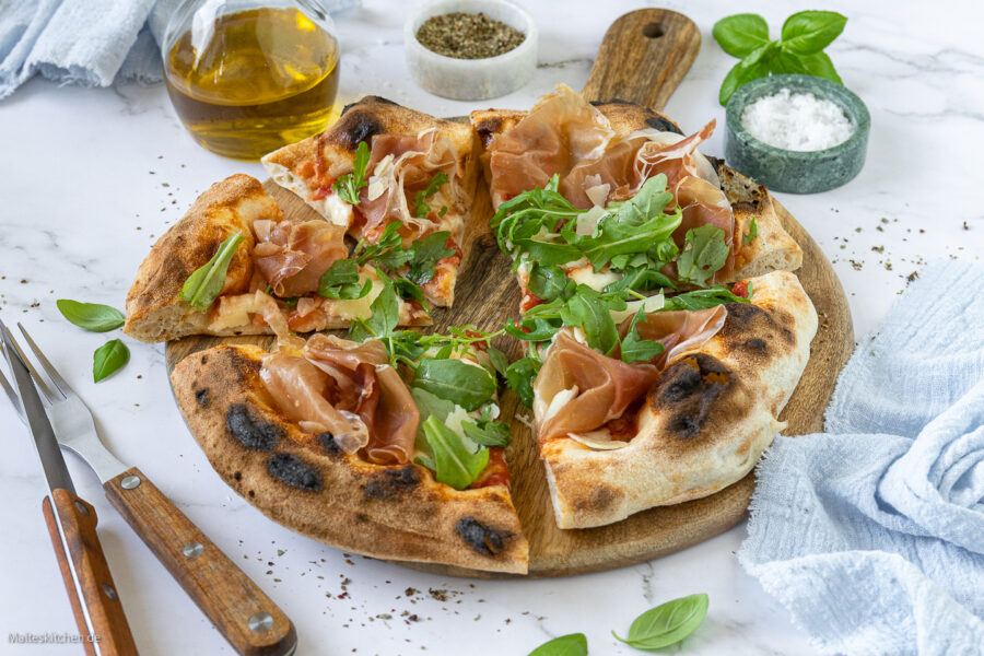 Pizza Parmaschinken, Rucola und Parmesan