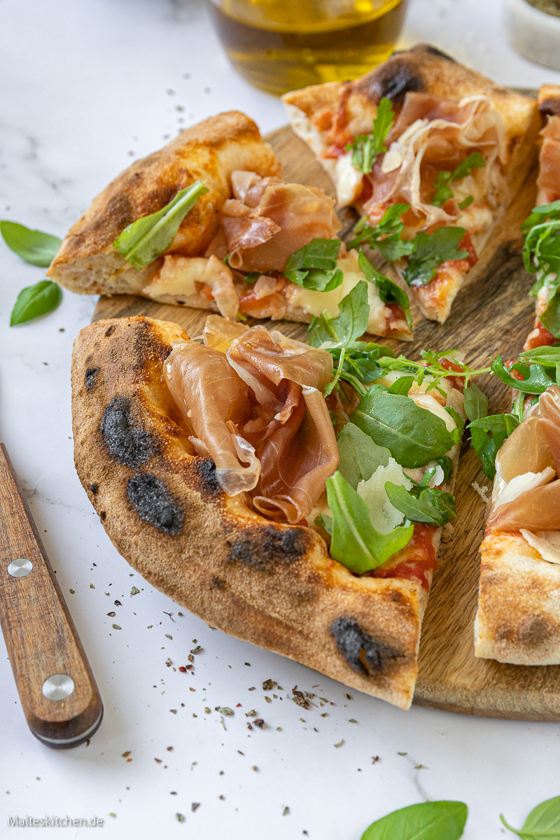 Meine Lieblingspizza mit Parmaschinken, Rucola und Parmesan.