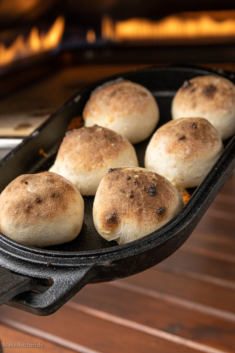 Knusprige Pizzabrötchen aus dem Ooni.