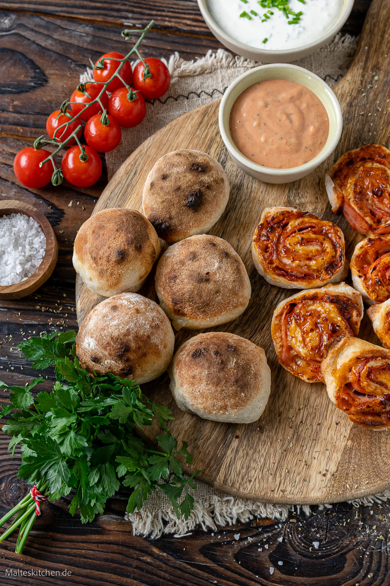Pizzabrötchen und Pizzaschnecken.