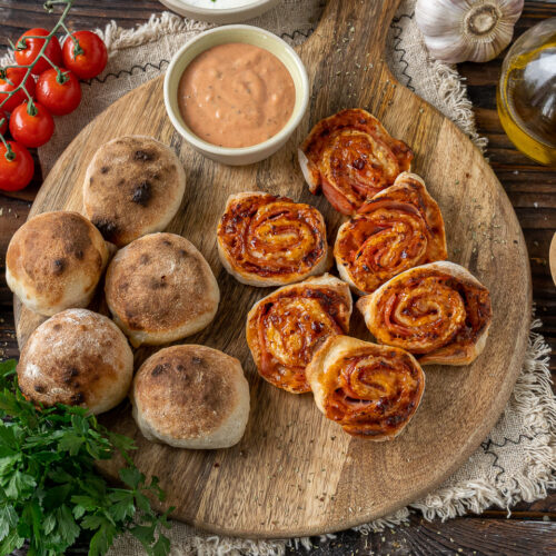 Pizzaschnecken und Pizzabrötchen aus dem Ofen