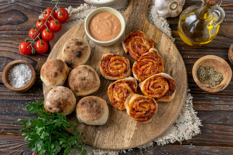 Pizzaschnecken und Pizzabrötchen aus dem Ofen