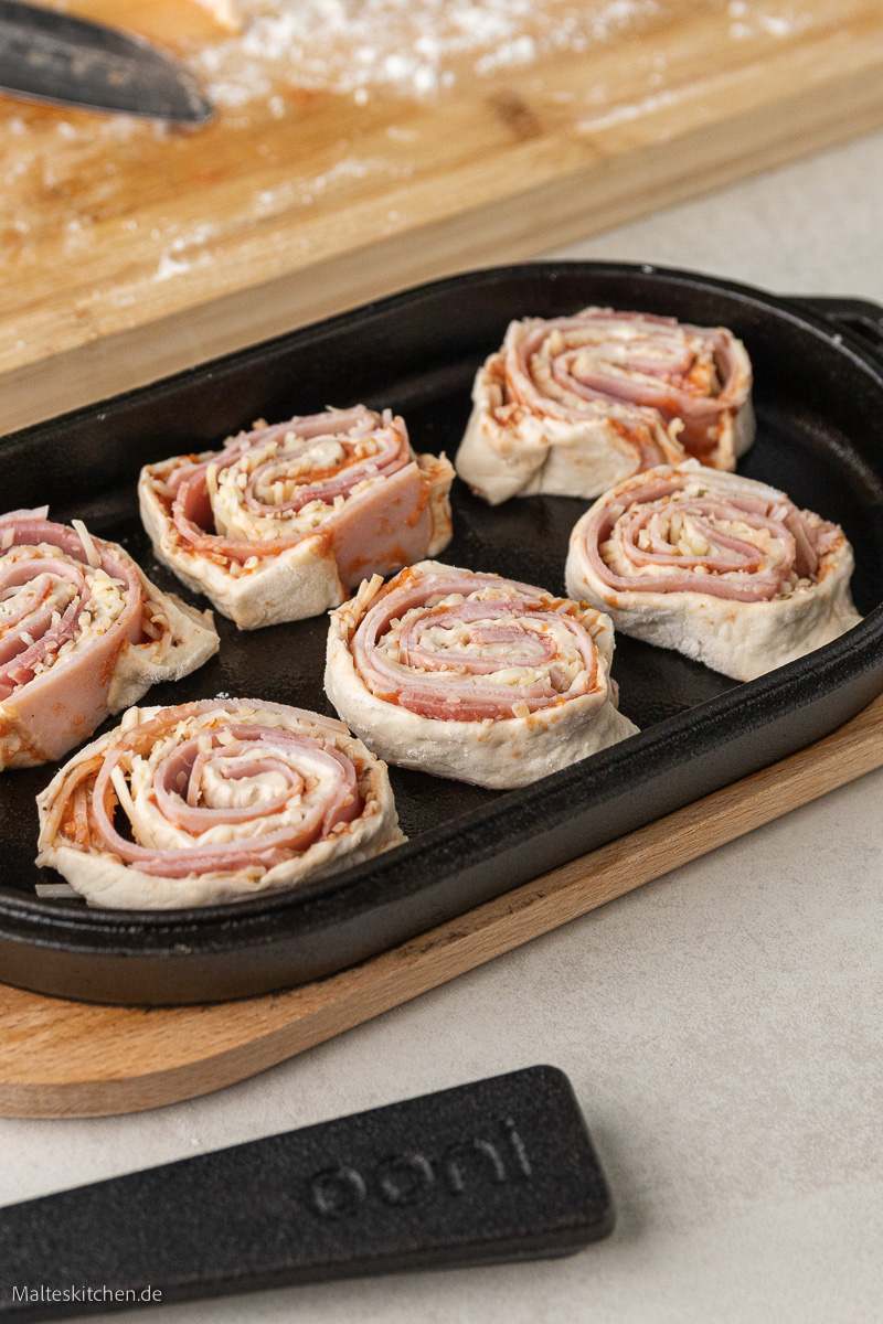 Pizzaschnecken in der gusseisernen Platte.