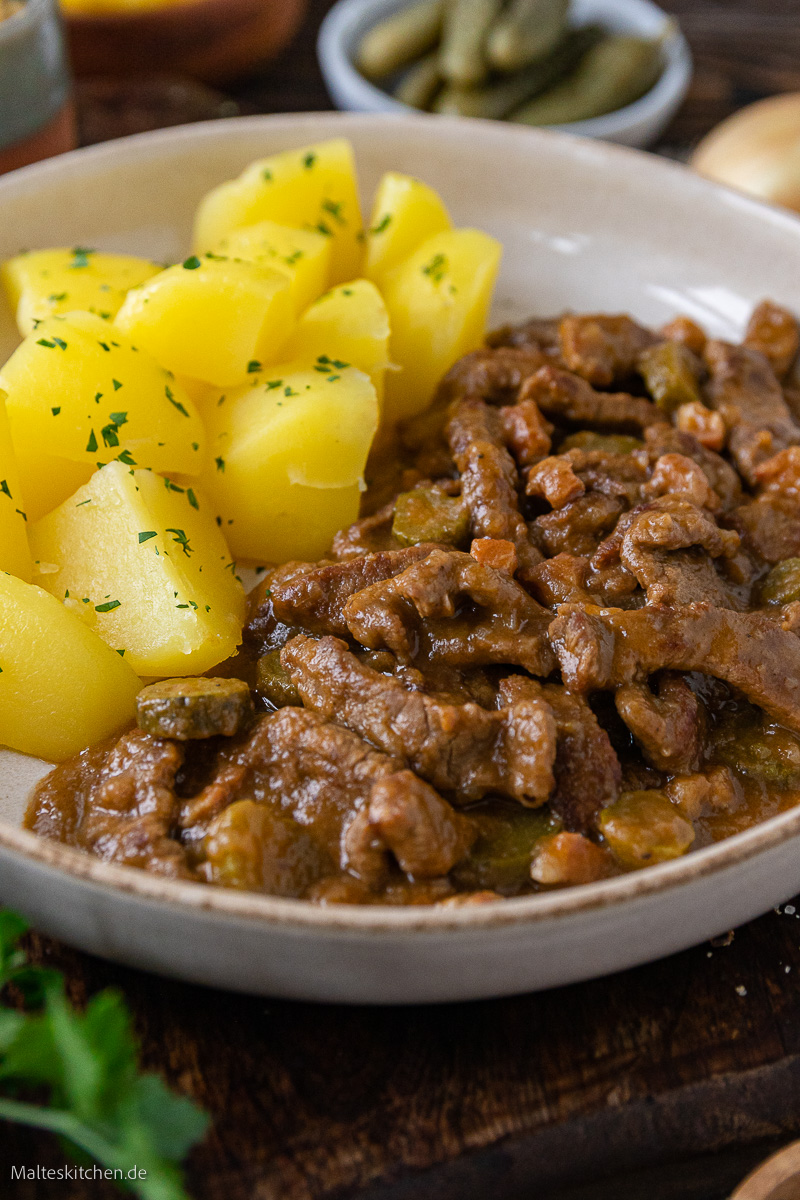 Leckerer Rouladen Eintopf mit Gurke, Speck und Zwiebeln.