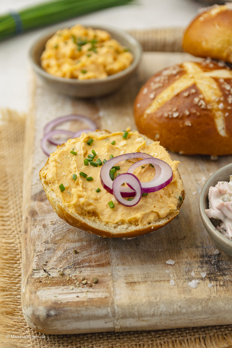 Lecker belegte Laugenbrötchen selber backen.