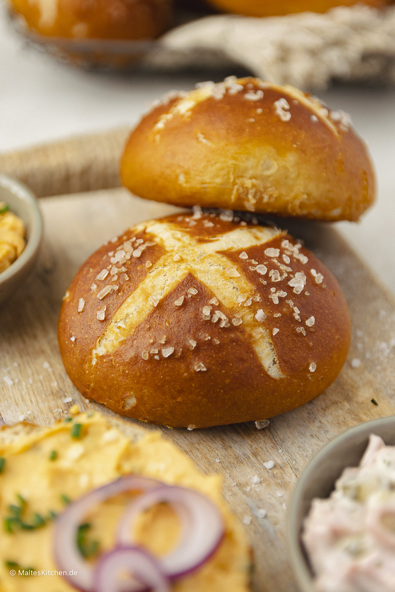 Leckere Laugenbrötchen backen.