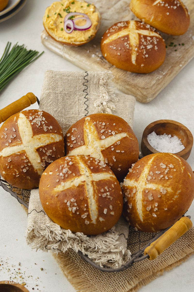 Einfach leckere Laugenbrötchen selber backen.