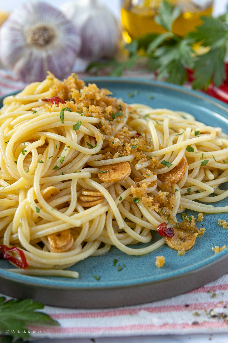 Spaghetti aglio e olio mit Knoblauch und Chili.