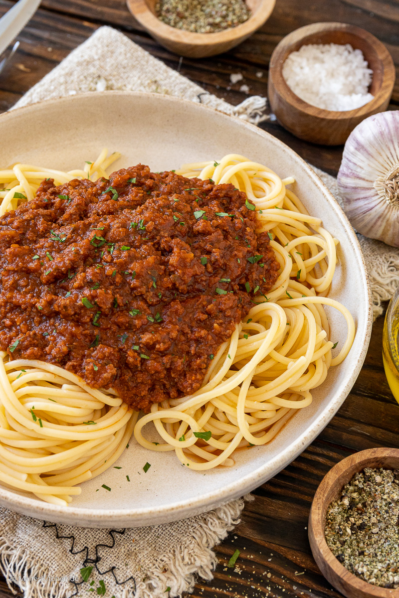 Hackfleischsauce mit Nudeln und Parmesan
