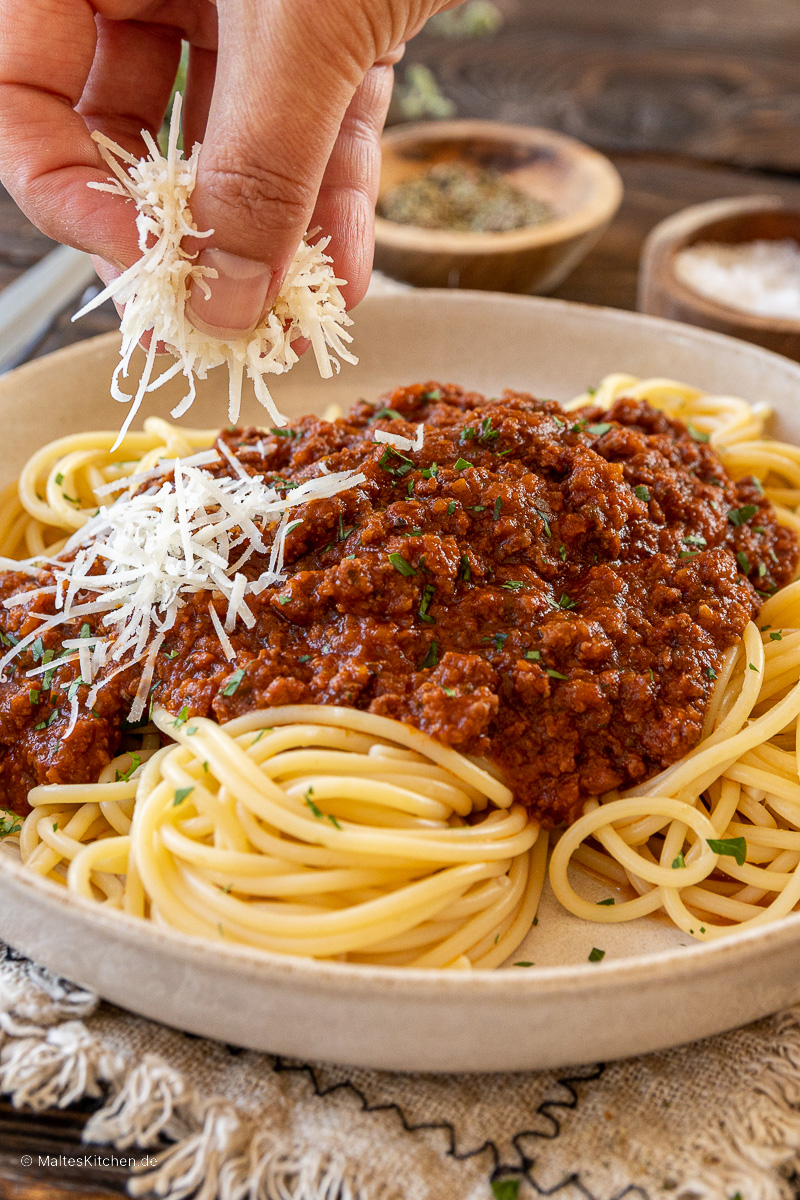 Spaghetti mit Bolognese-Sauce und Parmesan.