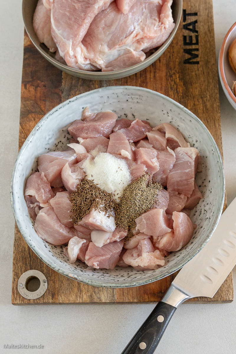 Schweinebauch für das Thüringer Mett.