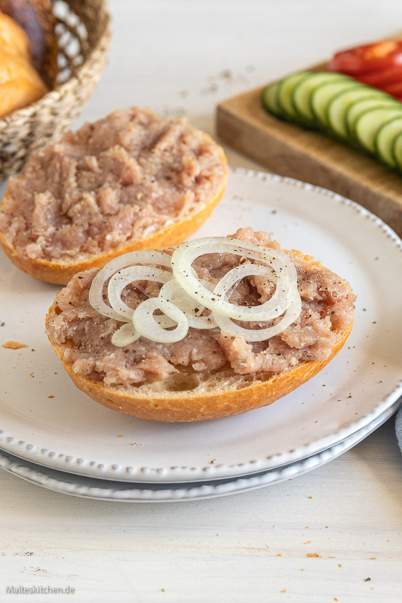 Thüringer Mett auf Brötchen.
