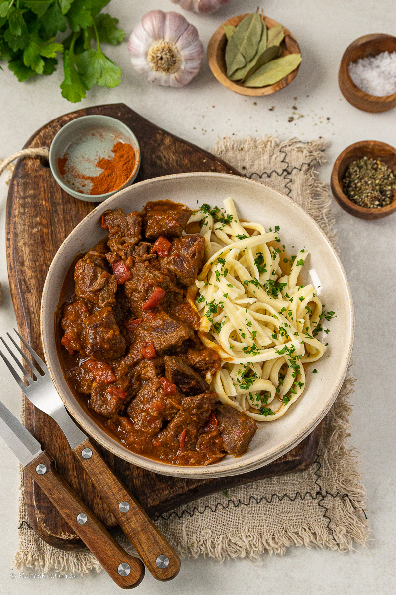 Gulasch mit Spätzle.