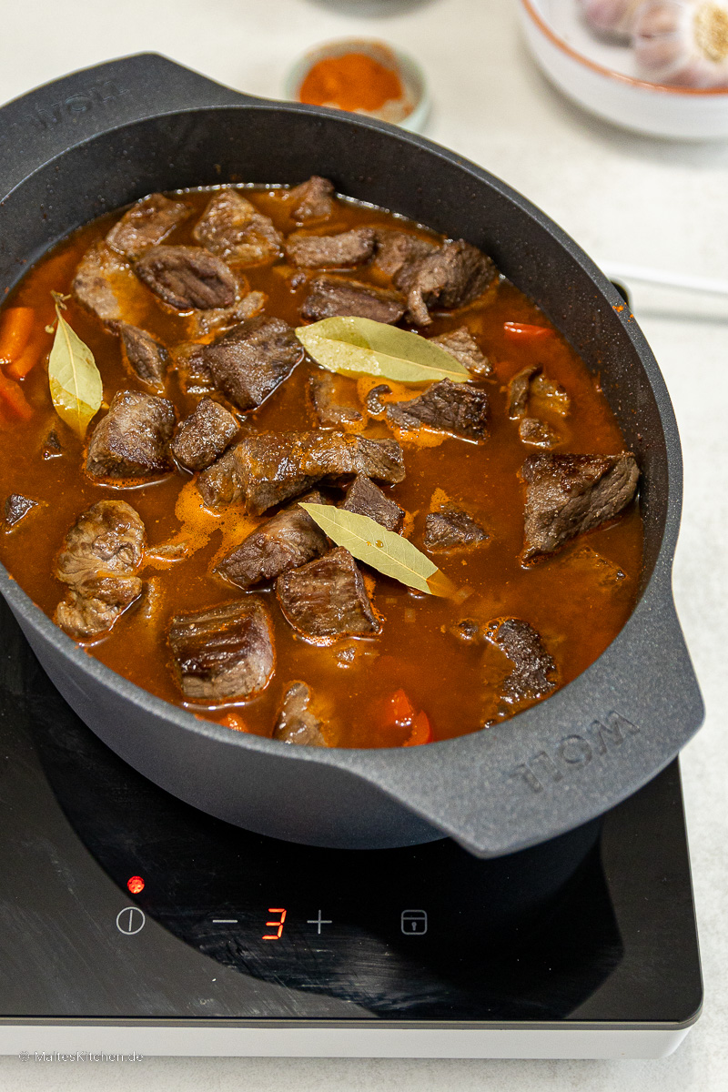 Mein Gulasch kocht.