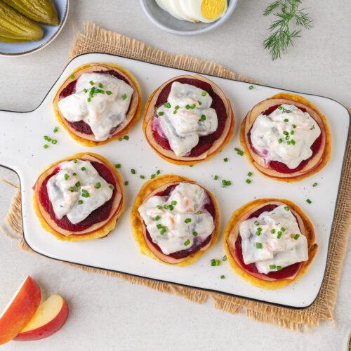 Blinis mit roter Beete, Apfel und Hering und Lachs Happen