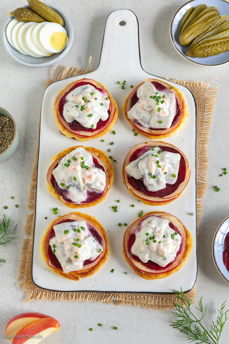 Blinis mit Hering und Lachs und roter Beete.