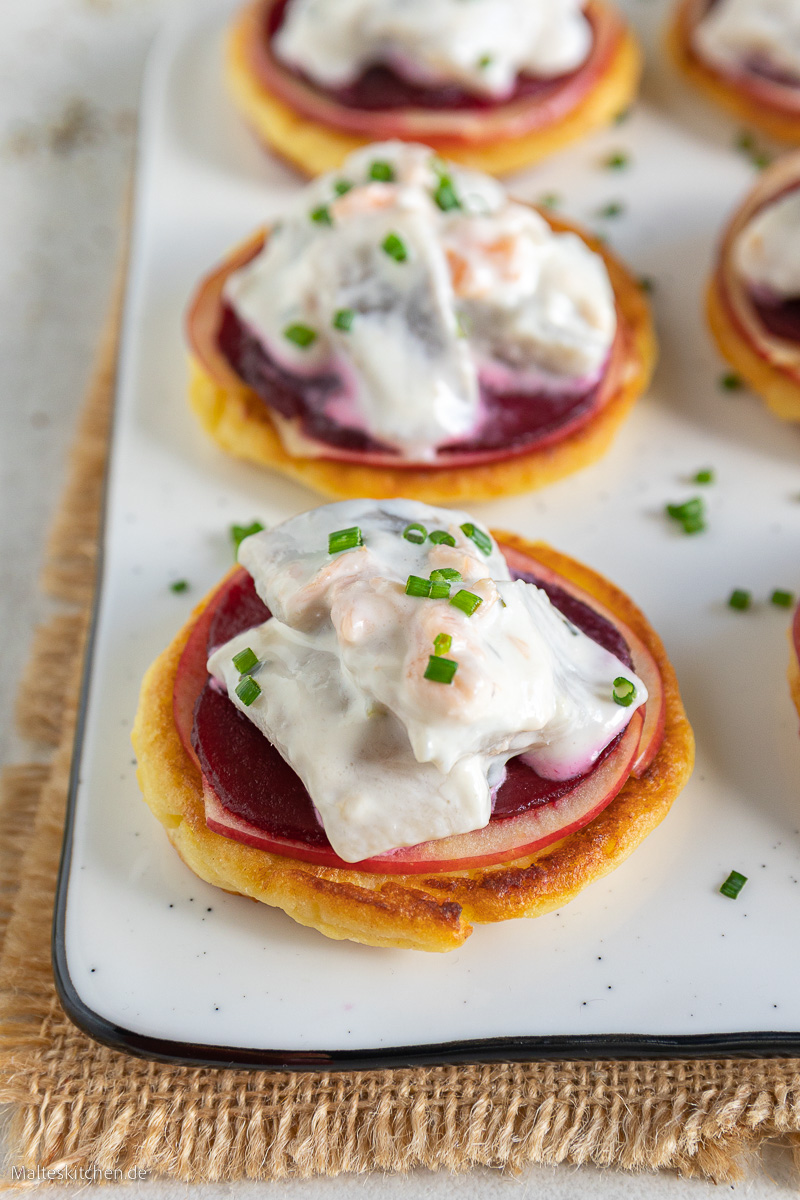 Blinis mit roter Beete, Apfel und Hering & Lachs Happen in Sahnesauce.