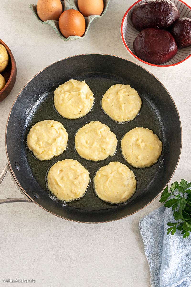 Blinis in der Pfanne.